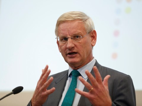 I år skal Carl Bildt tvitre fra Nordmøre