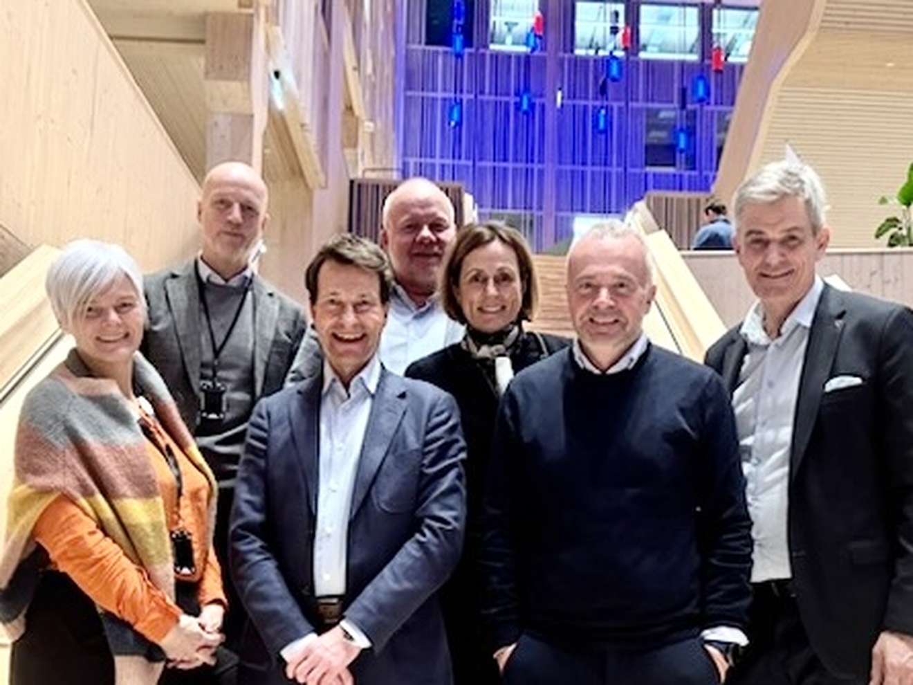 Sandefjord og Kristiansund = sant: F.v. Synnøve Nes og Ole Jonny Rugset, KNN, Atle Bjurstedt, rektor og daglig leder, Gokstadakademiet (fagskole), Jan Erik Hvidsten, næringssjef i Sandefjord kommune, Ingebjørg Tollnes, daglig leder, Sandefjord næringsforening, Kjell Neergaard, ordfører Kristiansund og Bjørn Ole Gleditsch, ordfører Sandefjord.
