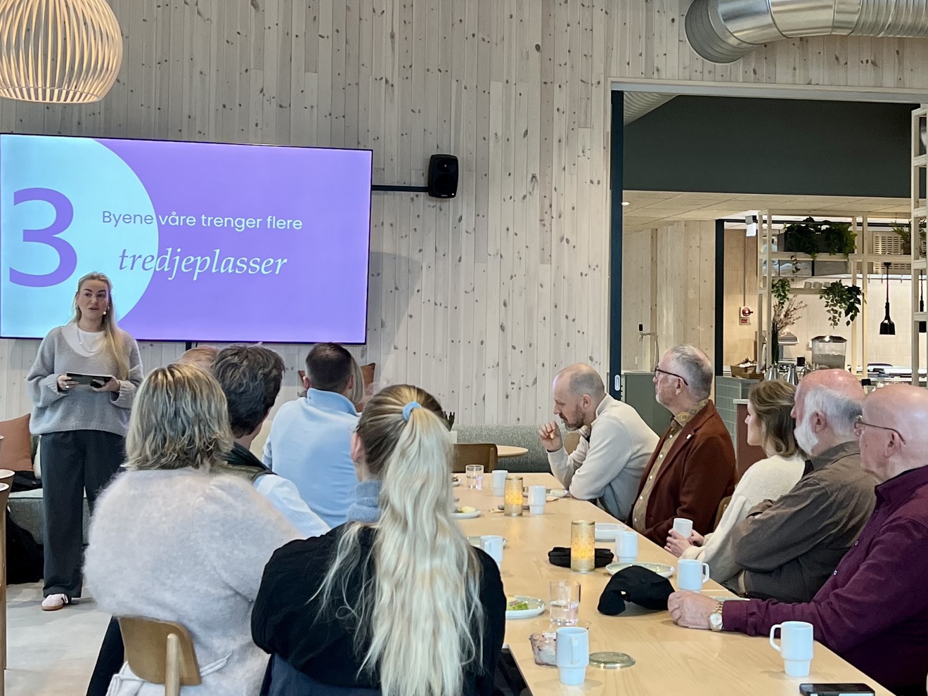 Hedda Bangsund presenterer det fine begrepet tredjeplasser i byen for oss