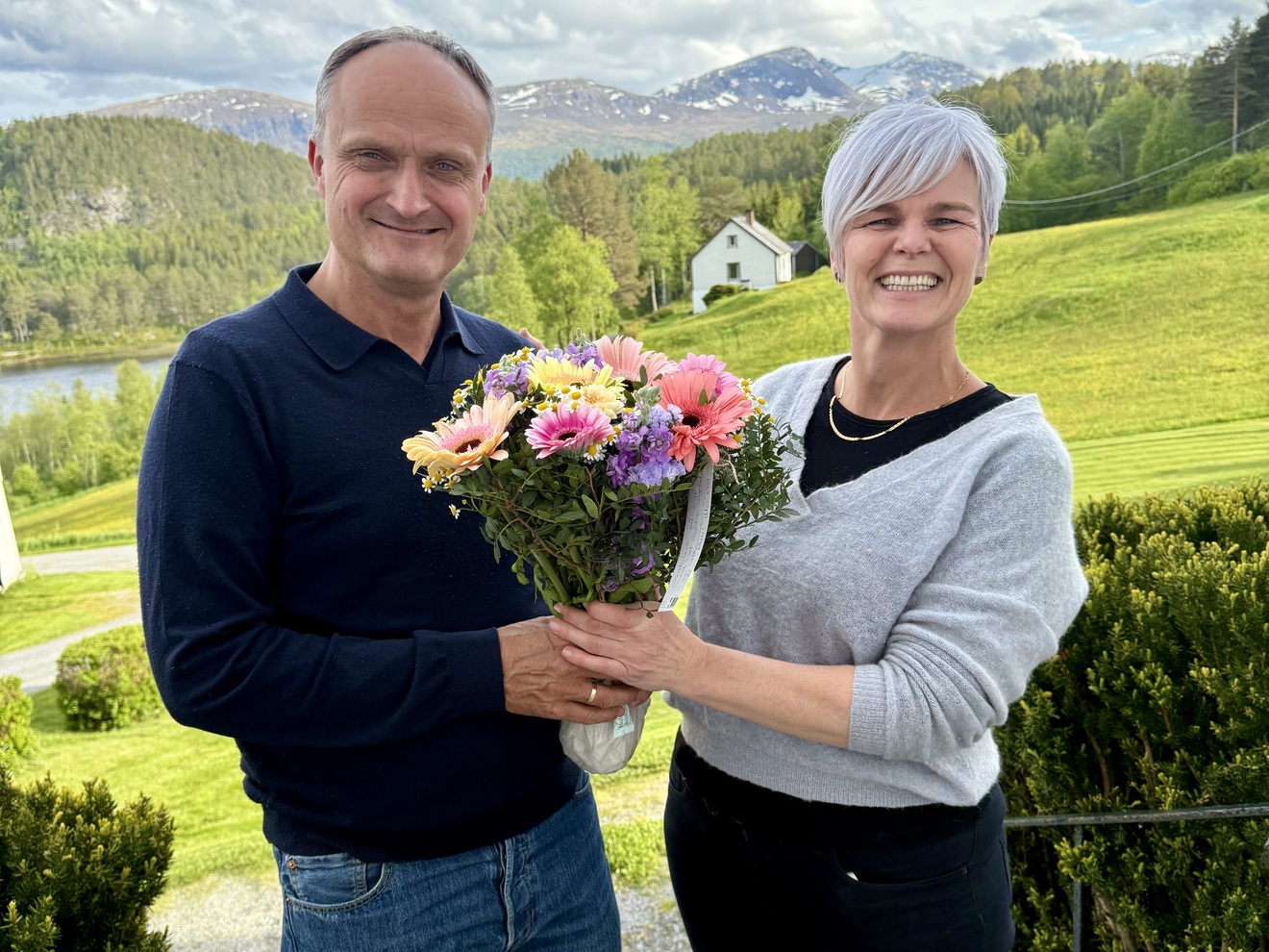 Einar Bergslid, daglig leder i Tingvoll Dør og Vindu mottar fortjente blomster fra KNNs Synnøve Nes. 