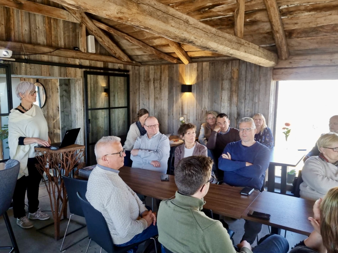 Næringsutviklere på nordmøre møttes på Smøla for å diskutere vertsrollen.  