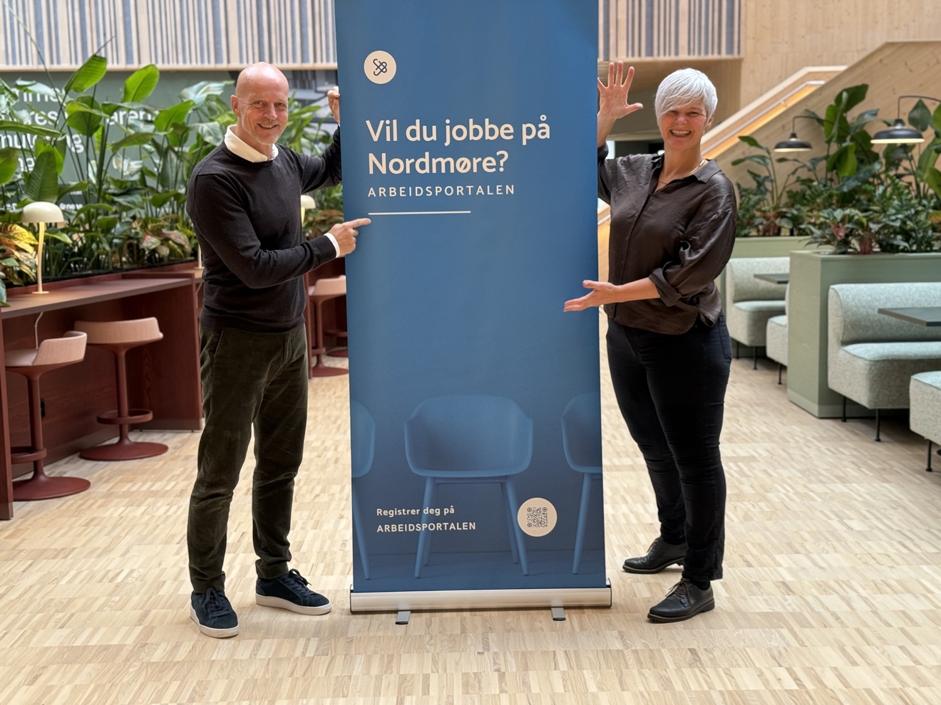 Ole J. Rugset og Synnøve Nes viser frem et nytt lavterskeltilbud som skal gjøre det enklere å finne og rekruttere riktig kompetanse og samtidig senke terskelen for jobbsøkere på Nordmøre