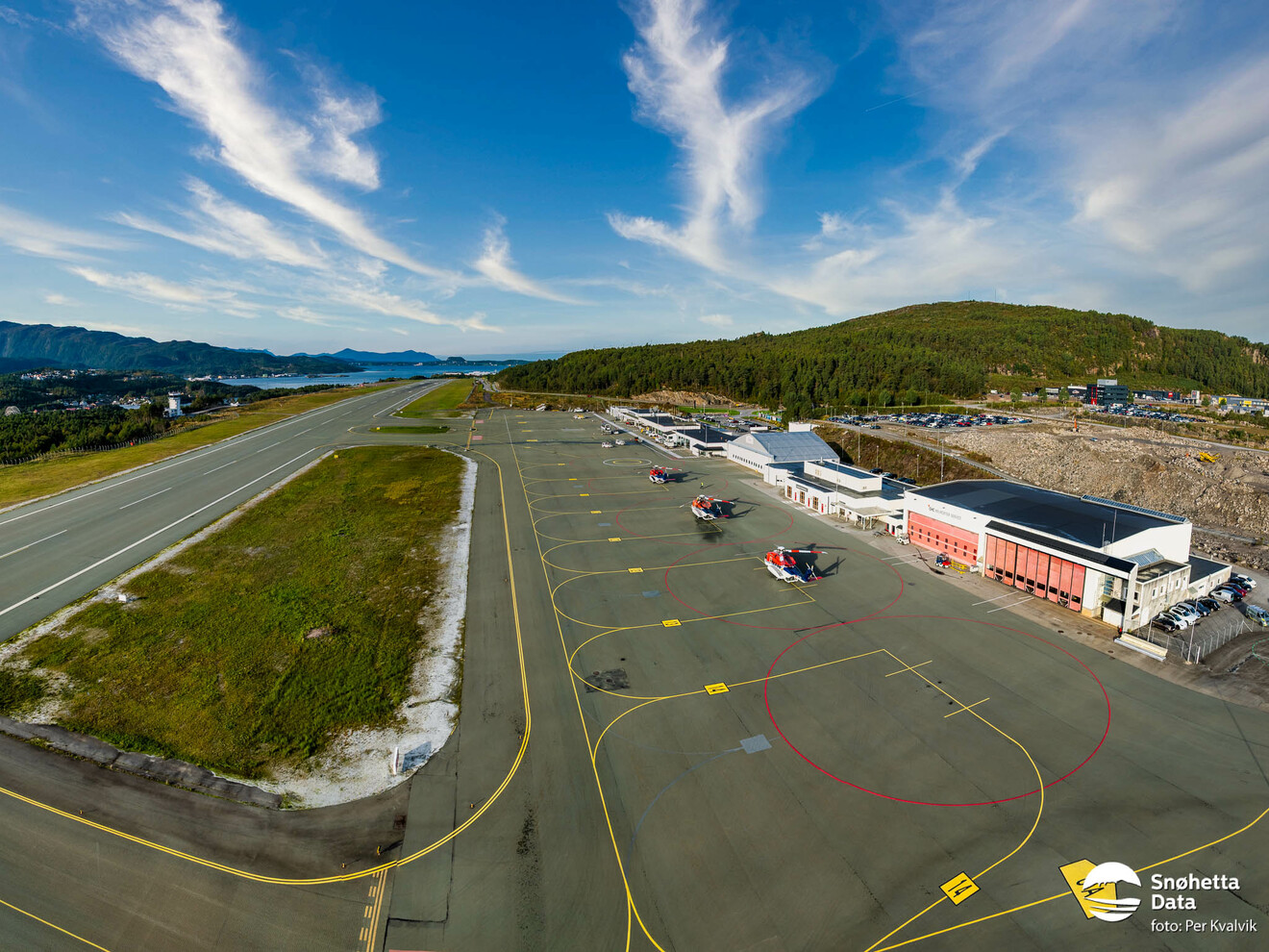 bilde av rullemaner og en flyplasshangard sett fra fulge (drone)-perspektiv