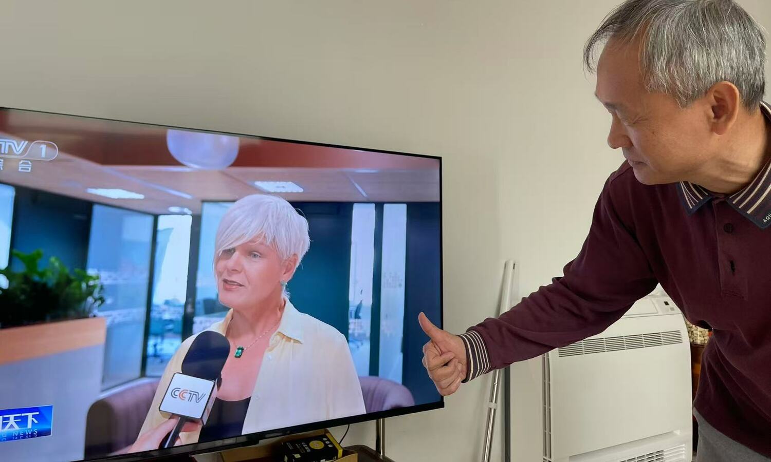 Synnøve Nes i KNN fanget opp av en av våre kinesiske kunstnervenner i Beijing, fra sendingen til den statlige TV-kanalen CCTV.   