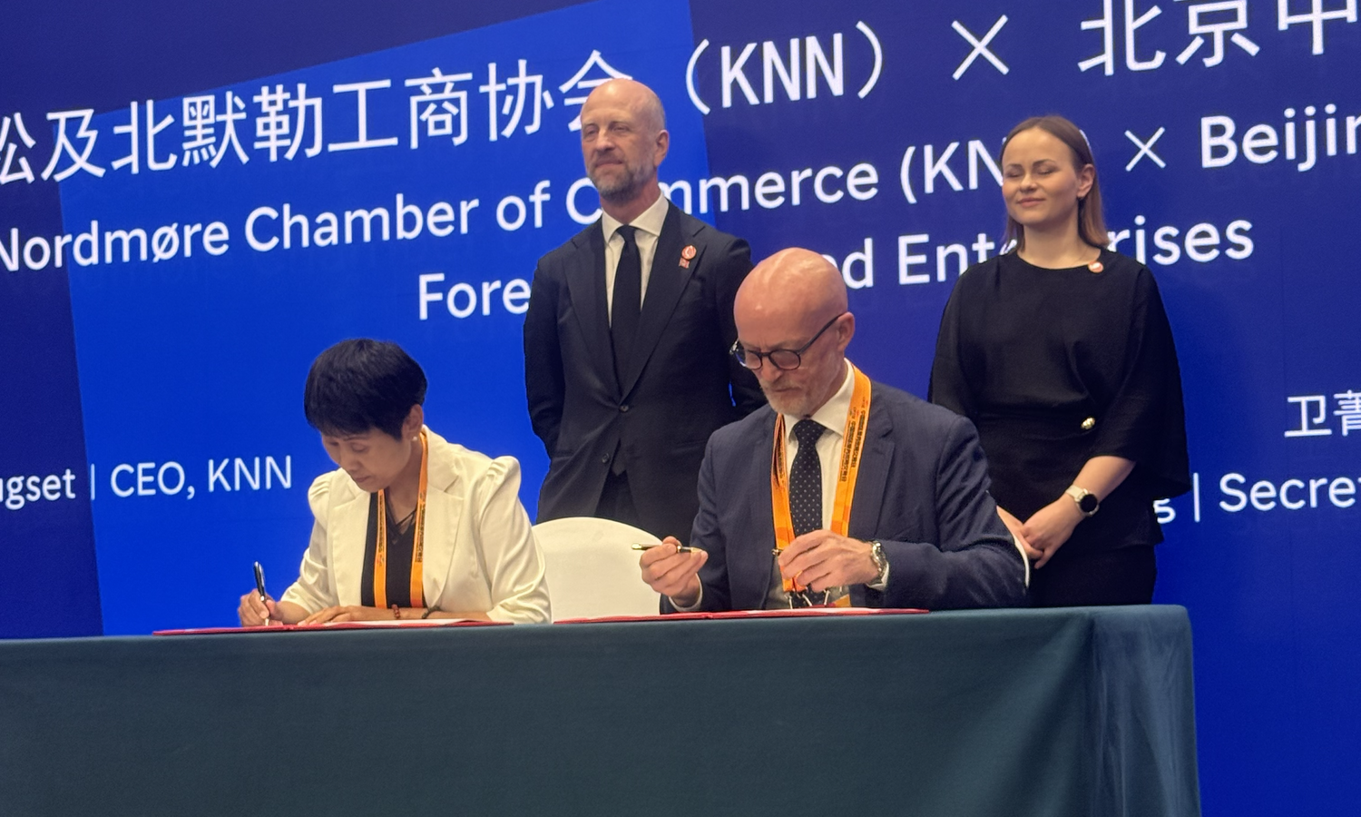 Ole Rugset skriver under på en intensjonsavtale med Beijing Zhongguancun Foreign Investment Association, bivånet av Norges ambassadør til Kina Vebjørn Dysvik og statssektretær i Næringsdepartementet, Ragnhild Sjoner Syrstad.