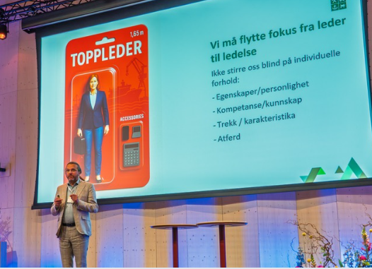 Trond Søreide fra AFF tok til orde for at godt lederskap ikke starter med lederen – men med måten vi snakker, handler og samhandler på. Samtidig lanserte han to nye satsinger – utviklet i samarbeid med de tre største næringsforeningene i fylket. Foto: Heine Schjølberg Foto av presentasjon på scene