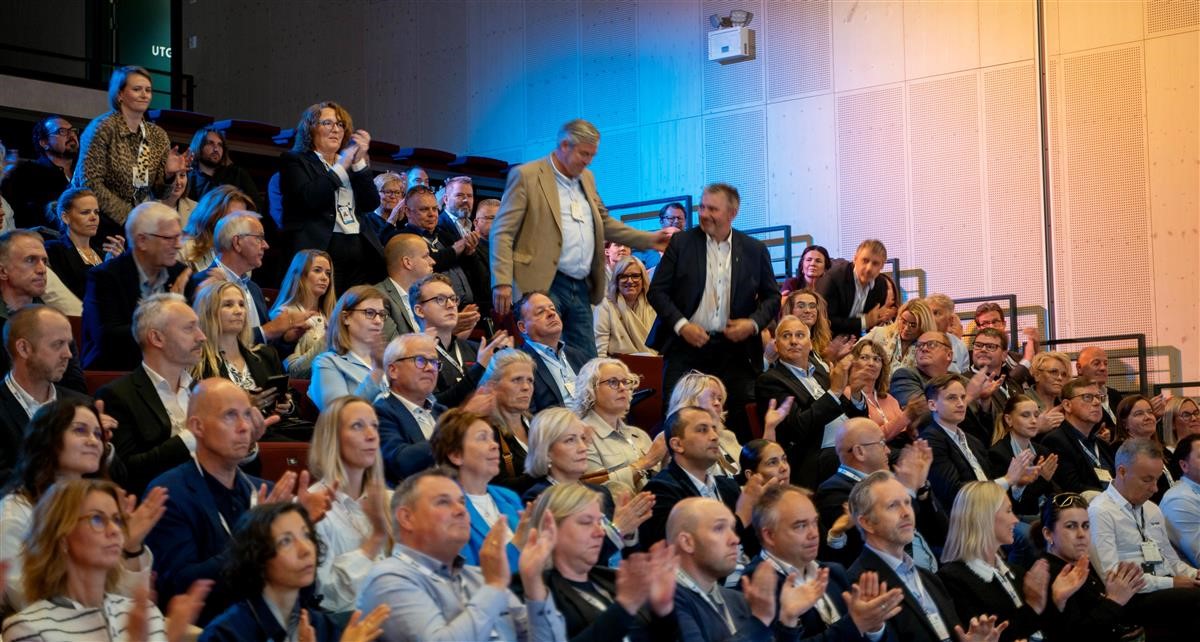 Stig O Jacobsen ble tildelt Nordmørsprisen 2025 for sitt arbeid for regionen. Foto: Ingunn Strand Foto av presentasjon på scene