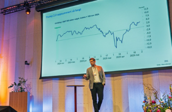 Kristian Tafjord fra Sparebanken Møre ga et innblikk i hvordan Trump 2.0 påvirker verdensøkonomien – og hvorfor regioner som vår burde følge med på globale markedssvingninger. Foto av presentasjon på scene